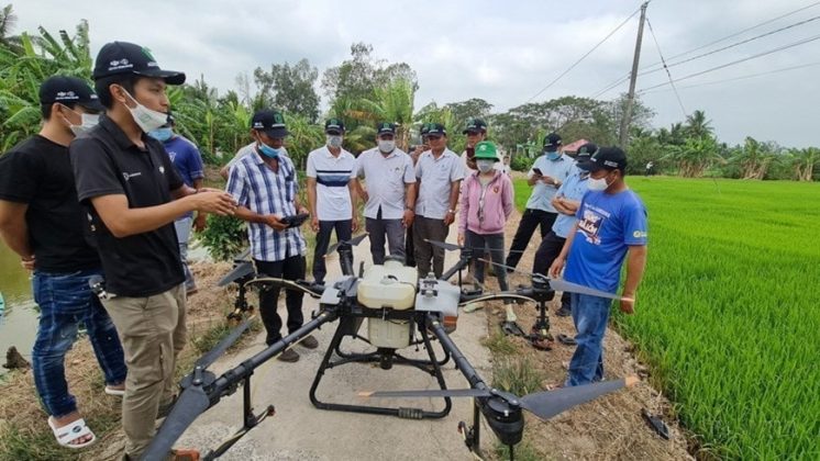 Tập huấn sử dụng m&aacute;y bay n&ocirc;ng nghiệp kh&ocirc;ng người l&aacute;i cho n&ocirc;ng d&acirc;n tỉnh Bạc Li&ecirc;u, g&oacute;p phần giảm chi ph&iacute;, n&acirc;ng cao hiệu quả sản xuất. (Ảnh: Tuấn Kiệt/TTXVN)