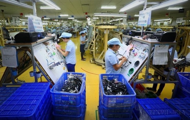Sản xuất linh kiện điện tử tại C&ocirc;ng ty TNHH Điện-Điện tử M&ecirc; Trần Vĩnh Ph&uacute;c. (Ảnh: Danh Lam/TTXVN)