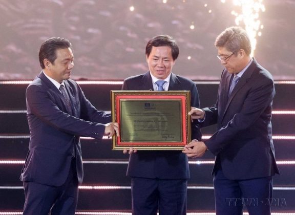 Lễ đ&oacute;n nhận Bằng c&ocirc;ng nhận của UNESCO ghi danh "Nghệ thuật l&agrave;m gốm của người Chăm v&agrave;o Danh s&aacute;ch di sản văn h&oacute;a phi vật thể cần bảo vệ khẩn cấp&rdquo; v&agrave; Khai mạc Lễ hội Nho-Vang Ninh Thuận năm 2023. (Ảnh: Thống NhấtTTXVN)