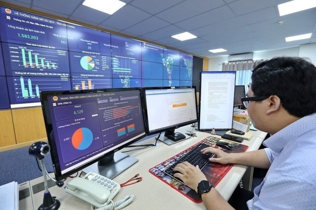 Tỉnh Ki&ecirc;n Giang ch&uacute; trọng đầu tư ph&aacute;t triển hạ tầng chuyển đổi số, ứng dụng mạnh mẽ, ti&ecirc;n phong c&aacute;c c&ocirc;ng nghệ số, dữ liệu số trong tất cả c&aacute;c lĩnh vực kinh tế-x&atilde; hội, đổi mới căn bản, to&agrave;n diện hoạt động quản l&yacute;, điều h&agrave;nh của ch&iacute;nh quyền, phương thức sống, l&agrave;m việc, sản xuất kinh doanh của người d&acirc;n v&agrave; doanh nghiệp. (Ảnh: Minh Quyết/TTXVN)