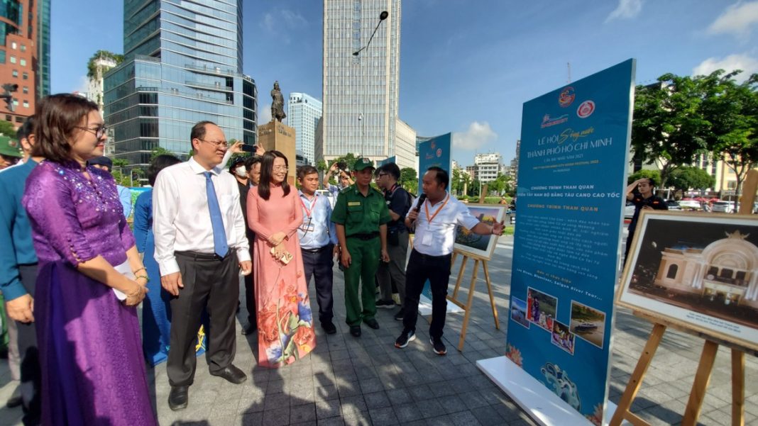 h&igrave;nh ảnh Ph&oacute; B&iacute; thư Th&agrave;nh ủy TP.HCM Nguyễn Hồ Hải c&ugrave;ng c&aacute;c l&atilde;nh đạo tham quan kh&ocirc;ng gian nghệ thuật