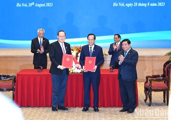 5 6 599x420 - Thủ tướng Phạm Minh Chính và Thủ tướng Singapore Lý Hiển Long chứng kiến Lễ ký kết văn kiện hợp tác