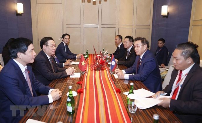 Chủ tịch Quốc hội Vương Đ&igrave;nh Huệ gặp Chủ tịch Quốc hội L&agrave;o Saysomphone Phomvihane.