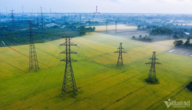 Trang phục truyền thống của phụ nữ Nam Bộ là áo bà ba cùng với khăn rằn. Áo bà ba hiện nay không thẳng và rộng như xưa mà được nhấn thêm eo bụng, eo ngực cho ôm sát lấy thân hình.