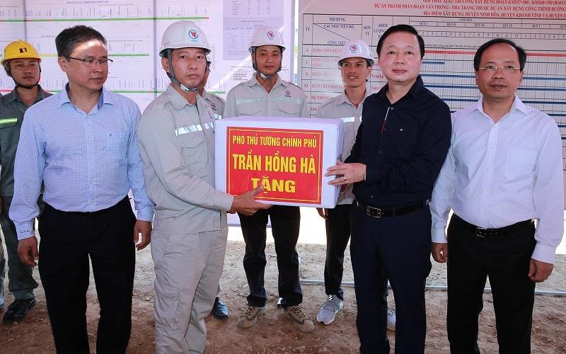 Phó Thủ tướng động viên, mong muốn các kỹ sư, công nhân trên công trường thi công đoạn tuyến cao tốc Vân Phong-Nha Trang nỗ lực, quyết tâm đạt và vượt tiến độ, bảo đảm an toàn, chất lượng 