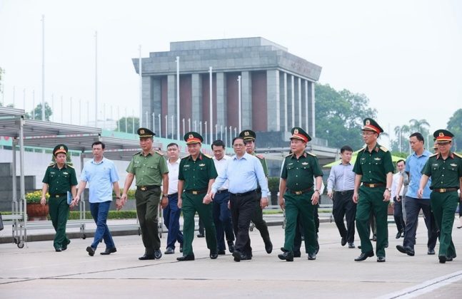 5 min 32 647x420 - Thủ tướng kiểm tra công tác tu bổ định kỳ Lăng Chủ tịch Hồ Chí Minh