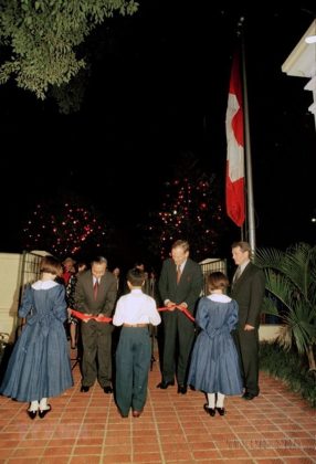 Thủ tướng Canada Jean Chr&eacute;tien dự Lễ kh&aacute;nh th&agrave;nh Đại sứ qu&aacute;n Canada tại H&agrave; Nội, tối 17/11/1994. (Ảnh: Minh Đạo/TTXVN)