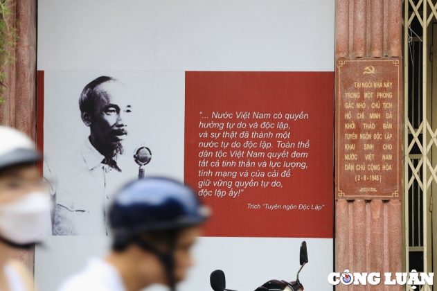 "Tại ng&ocirc;i nh&agrave; n&agrave;y trong một ph&ograve;ng g&aacute;c nhỏ, Chủ tịch Hồ Ch&iacute; Minh đ&atilde; khởi thảo bản Tuy&ecirc;n ng&ocirc;n độc lập khai sinh cho nước Việt Nam d&acirc;n chủ cộng h&ograve;a (2/9/1945)" - nội dung được biết tr&ecirc;n bảng trước cửa ng&ocirc;i nh&agrave; số 48 H&agrave;ng Ngang.