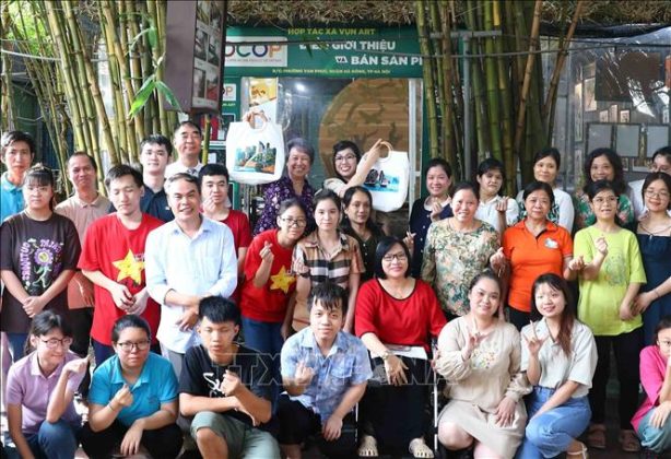 B&agrave; L&ecirc; Thị B&iacute;ch Tr&acirc;n, Phu nh&acirc;n Thủ tướng Phạm Minh Ch&iacute;nh v&agrave; b&agrave; H&agrave; Tinh, Phu nh&acirc;n Thủ tướng Singapore L&yacute; Hiển Long c&ugrave;ng c&aacute;c th&agrave;nh vi&ecirc;n của Hợp t&aacute;c x&atilde; Vụn Art. Ảnh: TTXVN