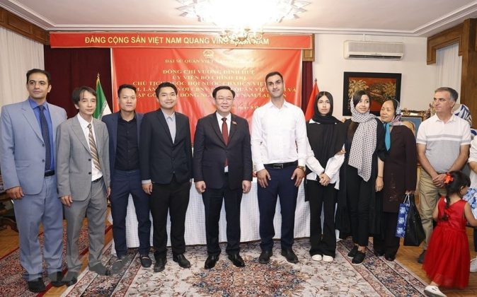 6 min 18 674x420 - Chủ tịch Quốc hội gặp gỡ cộng đồng người Việt tại Iran