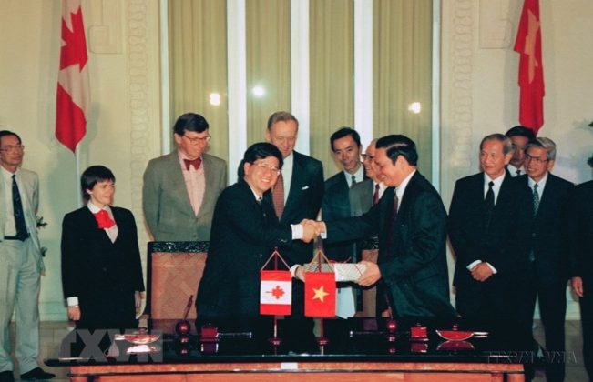 Thủ tướng V&otilde; Văn Kiệt v&agrave; Thủ tướng Canada Jean Chr&eacute;tien chứng kiến Lễ k&yacute; Tuy&ecirc;n bố Thỏa thuận về Hợp t&aacute;c Ph&aacute;t triển Việt Nam-Canada (16/11/1994). (Ảnh: Minh Đạo/TTXVN)