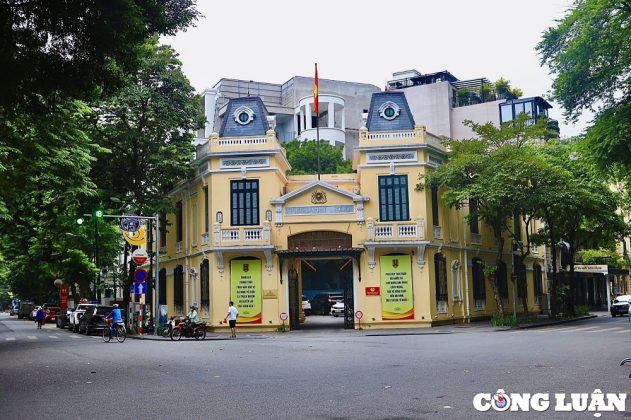 5 - Sau khi đ&aacute;nh chiếm th&agrave;nh c&ocirc;ng Bắc Bộ phủ, quần ch&uacute;ng c&aacute;ch mạng tiếp tục đ&aacute;nh chiếm Sở Cảnh s&aacute;t Trung ương b&ecirc;n Hồ Gươm. T&ograve;a nh&agrave; n&agrave;y, ng&agrave;y nay l&agrave; trụ sở C&ocirc;ng an qu&acirc;n Ho&agrave;n Kiếm (số 2 Tr&agrave;ng Thi). (H&igrave;nh ảnh tư liệu, hiện trụ sở đang được tu sửa).
