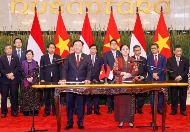 Chủ tịch Quốc hội Vương Đ&igrave;nh Huệ v&agrave; Chủ tịch Hạ viện Indonesia Puan Maharani gặp gỡ b&aacute;o ch&iacute; sau khi kết th&uacute;c hội đ&agrave;m.