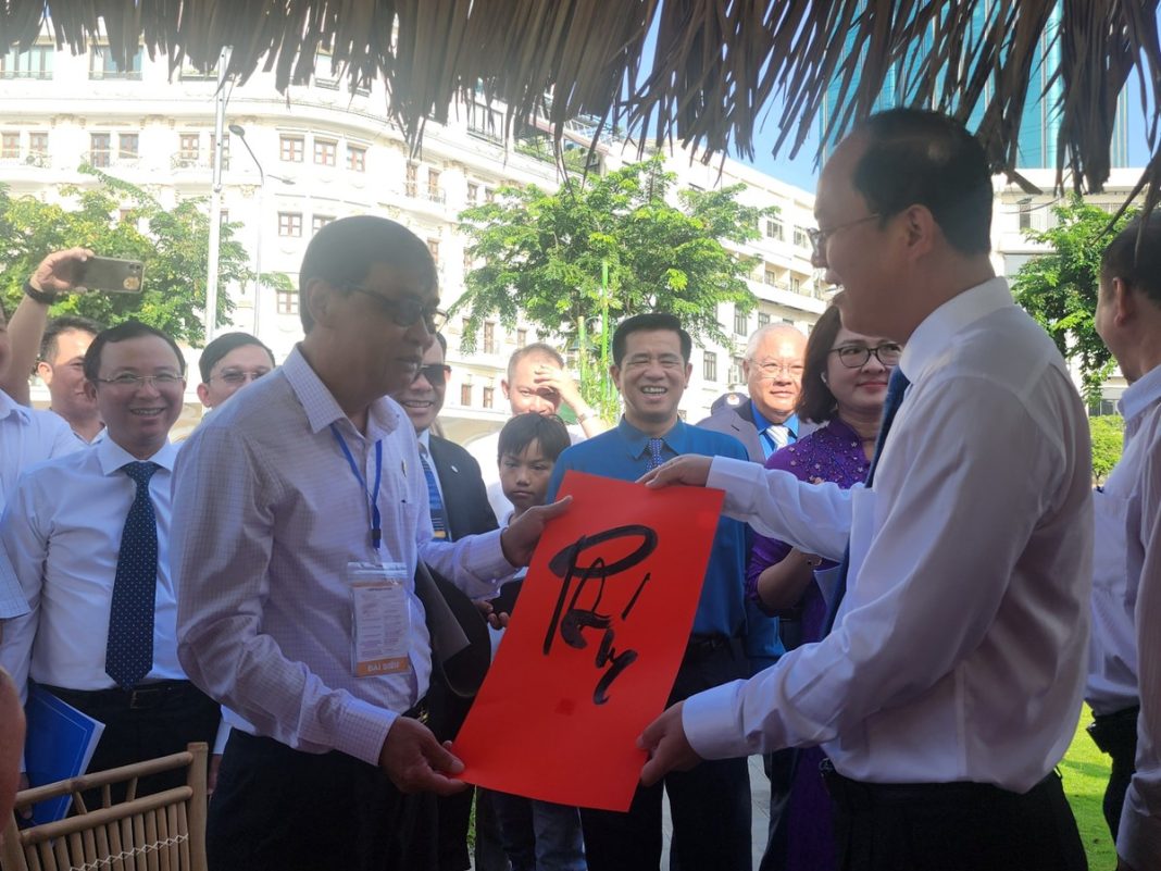 h&igrave;nh ảnh Ph&oacute; B&iacute; thư Th&agrave;nh ủy TP.HCM Nguyễn Hồ Hải c&ugrave;ng c&aacute;c l&atilde;nh đạo tham quan kh&ocirc;ng gian nghệ thuật 3