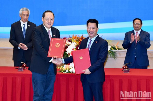 7 3 633x420 - Thủ tướng Phạm Minh Chính và Thủ tướng Singapore Lý Hiển Long chứng kiến Lễ ký kết văn kiện hợp tác
