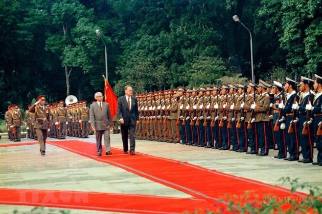 Thủ tướng V&otilde; Văn Kiệt v&agrave; Thủ tướng Canada Jean Chr&eacute;tien duyệt đội Danh dự Qu&acirc;n đội Nh&acirc;n d&acirc;n Việt Nam (1994). (Ảnh: Minh Đạo/TTXVN)