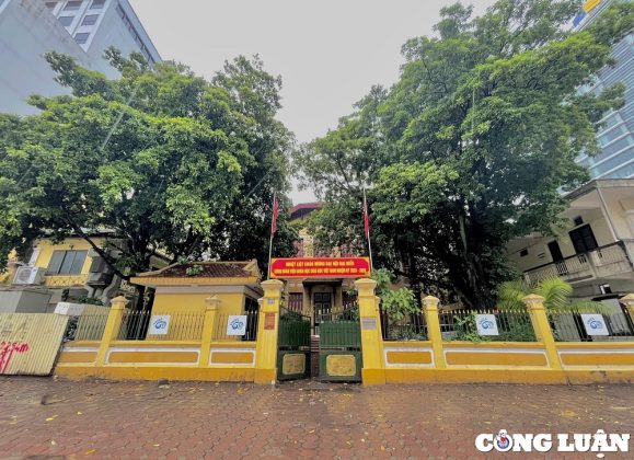 6- Nh&agrave; số 101 Trần Hưng Đạo: Ng&ocirc;i nh&agrave; thuộc phường Trần Hưng Đạo, quận Ho&agrave;n Kiếm, H&agrave; Nội. Trong C&aacute;ch mạng th&aacute;ng T&aacute;m năm 1945, đ&acirc;y l&agrave; trụ sở Ủy ban Khởi nghĩa H&agrave; Nội. Tại đ&acirc;y, s&aacute;ng ng&agrave;y 16/8/1945, đồng ch&iacute; Nguyễn Khang &ndash; Thường vụ xứ ủy Bắc Kỳ thay mặt Thường vụ triệu tập cuộc họp với Th&agrave;nh ủy để phổ biến Nghị quyết của xứ ủy th&agrave;nh lập Ủy ban Qu&acirc;n sự c&aacute;ch mạng H&agrave; Nội (tức Ủy ban khởi nghĩa).
