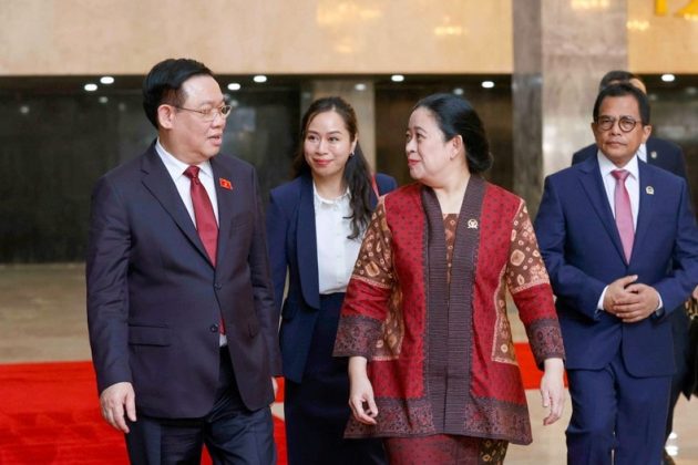 Chủ tịch Quốc hội Vương Đ&igrave;nh Huệ trao đổi với Chủ tịch Hạ viện Indonesia Puan Maharani.