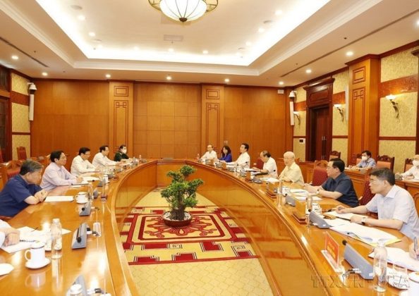 Tổng B&iacute; thư Nguyễn Ph&uacute; Trọng chủ tr&igrave; cuộc họp Bộ Ch&iacute;nh trị để cho &yacute; kiến về t&igrave;nh h&igrave;nh ph&ograve;ng, chống dịch COVID-19 v&agrave; nhiệm vụ, giải ph&aacute;p trong thời gian tới, ng&agrave;y 11/6/2021. (Ảnh: Tr&iacute; Dũng/TTXVN)