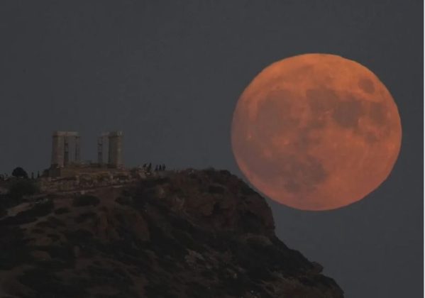 Si&ecirc;u trăng ph&iacute;a sau ng&ocirc;i đền cổ Poseidon ở Cape Sounion, c&aacute;ch Athens, Hy Lạp khoảng 70 km về ph&iacute;a nam