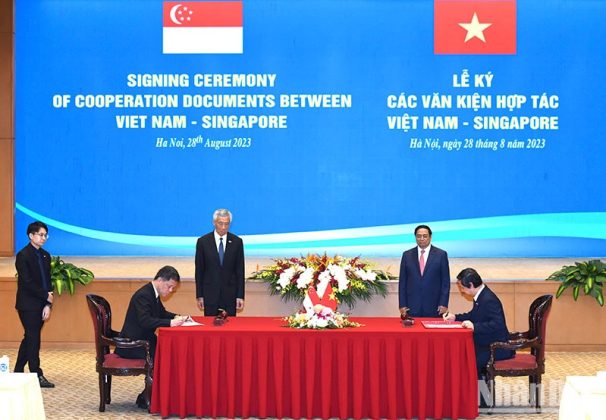 8 1 606x420 - Thủ tướng Phạm Minh Chính và Thủ tướng Singapore Lý Hiển Long chứng kiến Lễ ký kết văn kiện hợp tác