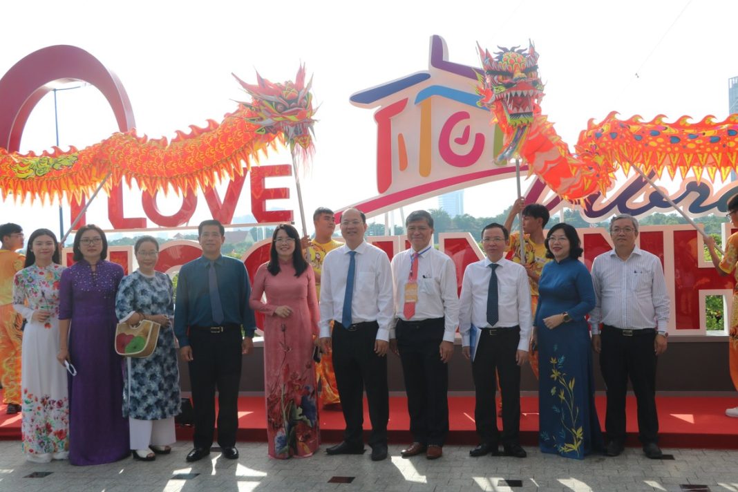 h&igrave;nh ảnh Ph&oacute; B&iacute; thư Th&agrave;nh ủy TP.HCM Nguyễn Hồ Hải c&ugrave;ng c&aacute;c l&atilde;nh đạo tham quan kh&ocirc;ng gian nghệ thuật 4