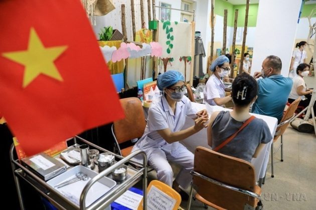 Việt Nam đ&atilde; thực hiện th&agrave;nh c&ocirc;ng chiến lược vaccine "đi sau-về trước" với chiến dịch ti&ecirc;m chủng lớn nhất từ trước tới nay, trở th&agrave;nh một trong 6 nước c&oacute; tỷ lệ bao phủ ti&ecirc;m vaccine cao nhất tr&ecirc;n thế giới. (Ảnh: Th&agrave;nh Đạt/TTXVN)
