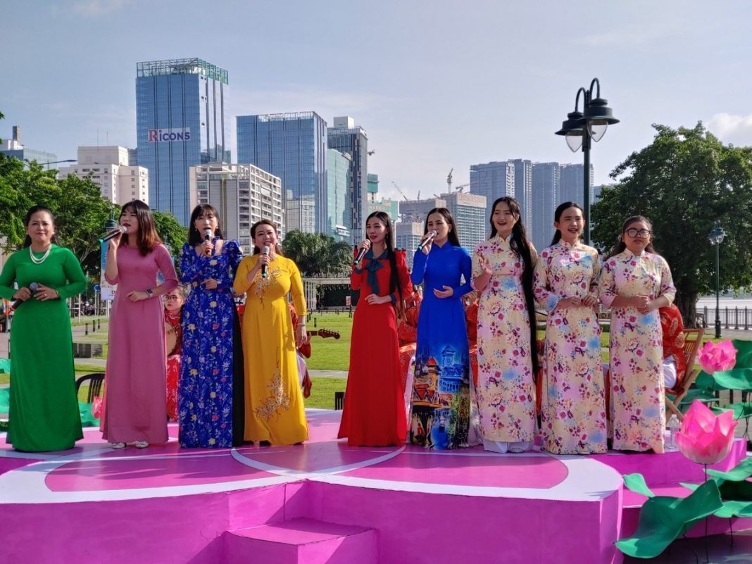 h&igrave;nh ảnh Ph&oacute; B&iacute; thư Th&agrave;nh ủy TP.HCM Nguyễn Hồ Hải c&ugrave;ng c&aacute;c l&atilde;nh đạo tham quan kh&ocirc;ng gian nghệ thuật 5