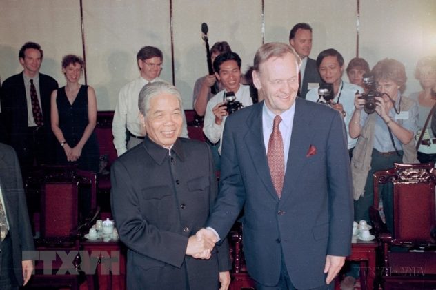 Tổng B&iacute; thư Đỗ Mười tiếp Thủ tướng Canada Jean Chr&eacute;tien (1994). (Ảnh: Minh Đạo/TTXVN)