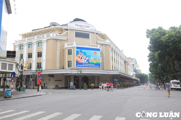 8 - Ng&agrave;y 19/8, dưới sự bảo vệ của Thanh ni&ecirc;n tự vệ, Đo&agrave;n Thanh ni&ecirc;n Cứu quốc th&agrave;nh Ho&agrave;ng Diệu, quần ch&uacute;ng nội - ngoại th&agrave;nh phố xếp th&agrave;nh đội ngũ, đi từ Nh&agrave; h&aacute;t Lớn qua đường Paul Bert (nay l&agrave; phố Tr&agrave;ng Tiền) tỏa đi khắp c&aacute;c phố phường v&agrave; h&ocirc; vang khẩu hiệu: "Ủng hộ Việt Minh!", "Đả đảo b&ugrave; nh&igrave;n!", "Việt Nam độc lập!".
