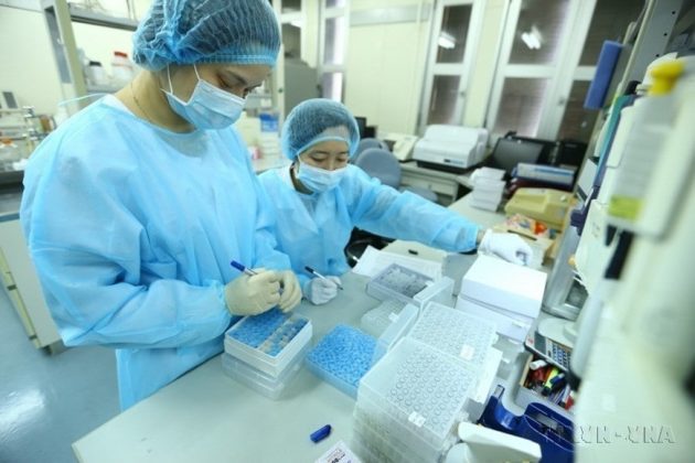 Tập thể c&aacute;c nh&agrave; khoa học nữ Ph&ograve;ng th&iacute; nghiệm C&uacute;m, Khoa Virus, Viện Vệ sinh dịch tễ Trung ương đ&atilde; ph&acirc;n lập th&agrave;nh c&ocirc;ng virus corona chủng mới (SARS-CoV-2), đưa Việt Nam l&agrave; 1 trong 4 quốc gia đầu ti&ecirc;n ph&acirc;n lập th&agrave;nh c&ocirc;ng virus n&agrave;y. (Ảnh: Minh Quyết/TTXVN)