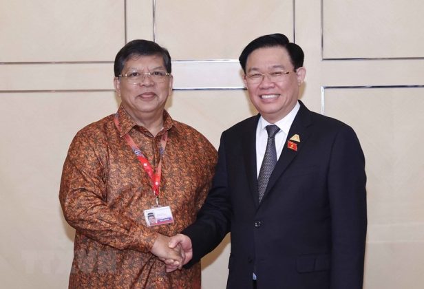 Chủ tịch Quốc hội Vương Đ&igrave;nh Huệ gặp Chủ tịch Hạ viện Malaysia Tan Sri Dato&rsquo; Johari Bin Abdul.