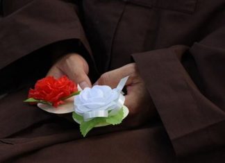 Vì sao có nghi thức hoa hồng cài áo trong ngày lễ Vu lan? Vì sao có nghi thức hoa hồng cài áo trong ngày lễ Vu lan?