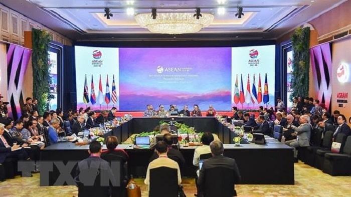 Bộ trưởng Ngoại giao Bùi Thanh Sơn dự phiên họp toàn thể Hội nghị AMM-56 với trọng tâm thảo luận về tiến trình xây dựng Cộng đồng ASEAN, triển khai Tầm nhìn ASEAN về Ấn Độ Dương-Thái Bình Dương, quan hệ đối ngoại và cấu trúc khu vực.