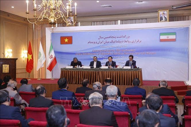 Chủ tịch Quốc hội Vương Đình Huệ trả lời các câu hỏi của đại biểu Iran 
