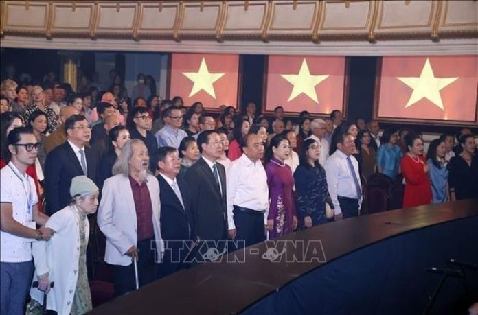 Sâu lắng Chương trình nghệ thuật 'Đàn chim Việt' tôn vinh Nhạc sĩ Văn Cao Sâu lắng Chương trình nghệ thuật 'Đàn chim Việt' tôn vinh Nhạc sĩ Văn Cao