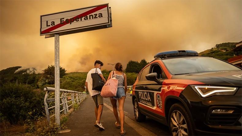 Cu dan cua thi tran La Esperanza so tan - Hàng nghìn người sơ tán do cháy rừng trên đảo Tenerife của Tây Ban Nha