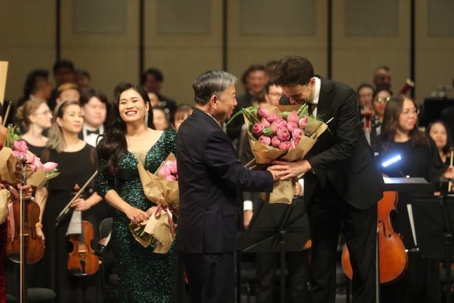 "Giao hưởng tháng Tám": Chương trình hòa nhạc quốc tế đầu tiên tại Nhà hát Hồ Gươm