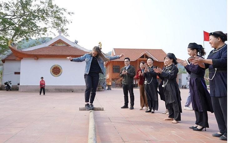 Du khách trải nghiệm trò chơi dân gian tại khu du lịch cộng đồng xóm Mỏ Gà, xã Phú Thượng, huyện Võ Nhai, tỉnh Thái Nguyên. 
