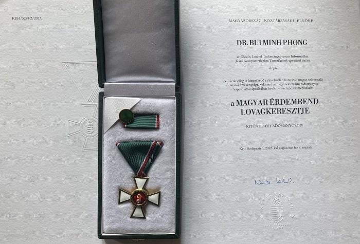 Huân chương Nhà nước Hungary dành tặng Giáo sư Bùi Minh Phong. 