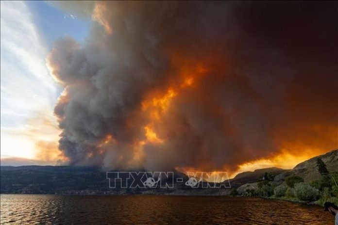 Hàng chục nghìn người phải sơ tán do cháy rừng ở Canada