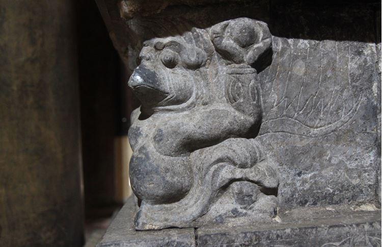 Linh vật garuda ở nhang án chùa Bối Khê. Tác phẩm thời Trần này cho thấy sự kết hợp văn hóa Đại Việt với Champa.