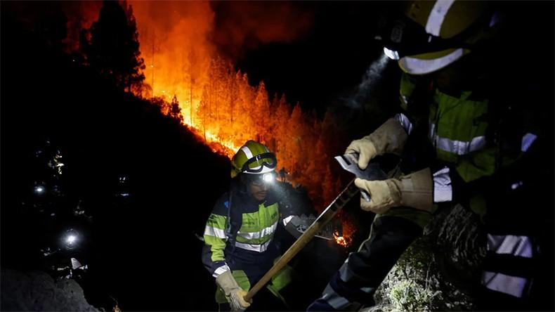 Luc luong cuu hoa dap dam chay tai Arafo - Hàng nghìn người sơ tán do cháy rừng trên đảo Tenerife của Tây Ban Nha