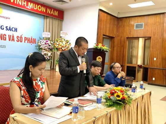 Nh&agrave; nghi&ecirc;n cứu Nguyễn Xu&acirc;n Tuấn ph&aacute;t biểu tại Lễ ra mắt, trao tặng s&aacute;ch