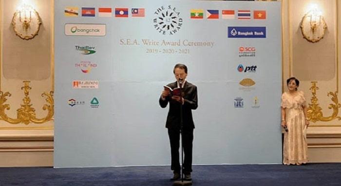 Nha tho Tran Quang Dao doc tho trong dem Gala sau le trao giai min - Ba tác giả Việt Nam được trao Giải thưởng Văn học ASEAN ở Thái Lan