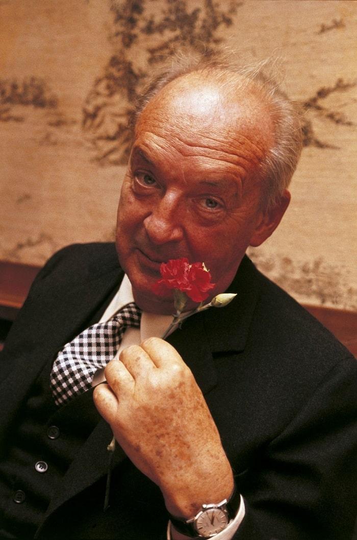 Nha van Vladimir Nabokov cam mot canh hoa cam chuong min - “Lửa nhạt” và nghệ thuật đọc bằng xương sống của Nabokov - Tác giả: Hiền Trang