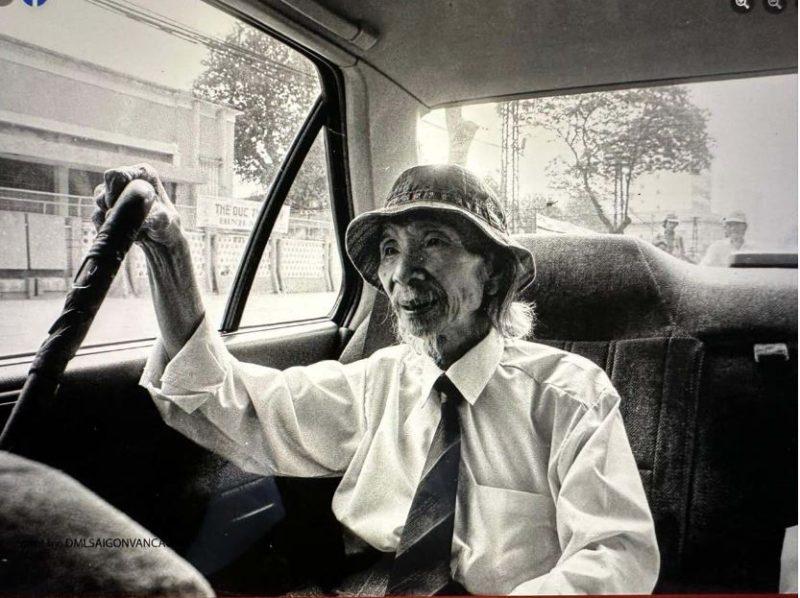 Nhạc sĩ Văn Cao trên đường Cách Mạng Tháng Tám, TP.HCM năm 1993. Ảnh: Dương Minh Long