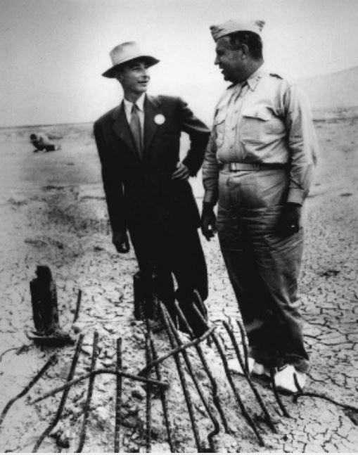 Oppenheimer (trái) và Tướng Leslie Groves (phải) tại khu vực thử bom hạt nhân.