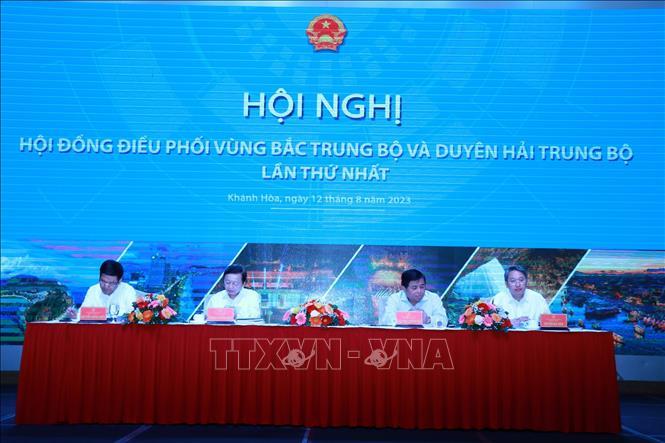 Phó Thủ tướng Chính phủ Trần Hồng Hà dự và chủ trì Hội nghị. 