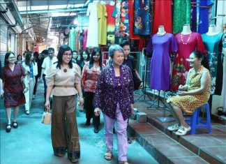 Phu nhân Thủ tướng hai nước Việt Nam - Singapore thăm làng lụa Vạn Phúc